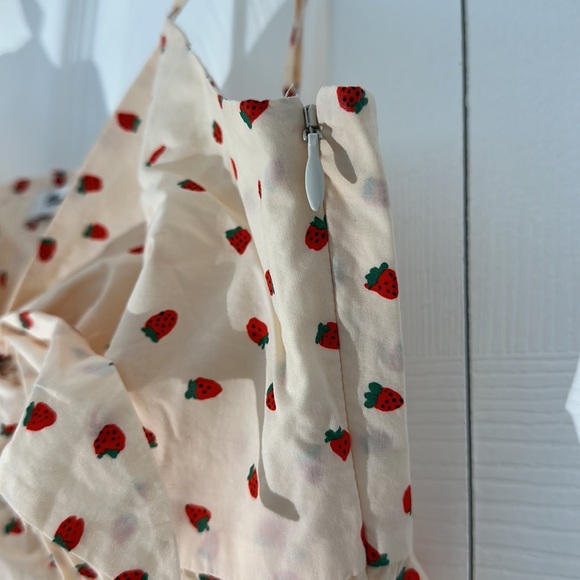Madewell strawberry print tie front top - Picture 3 of 5